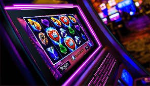 Antarmuka permainan Jurassic Kingdom menampilkan gulungan slot dengan simbol dinosaurus dan kontrol taruhan